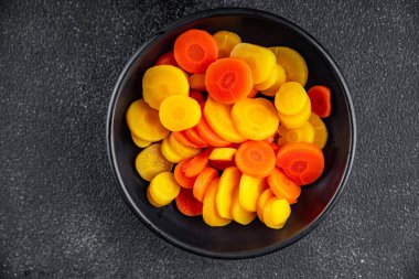 Havuç dilimleri rengarenk sebze havuçları halka şeklinde kesilmiş havuç salata taze yemek aperatifler masanın üzerinde fotokopi uzayı yemek arka plan kırsal üst görüş keto veya paleo diyet vejetaryen vejetaryen 