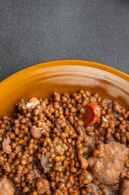 Etli mercimek ya da domuz eti taze aperatif. Masada atıştırmalık. Arka plan fotokopisi, kırsal üst görüş keto veya paleo diyeti.