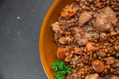 Etli mercimek ya da domuz eti taze aperatif. Masada atıştırmalık. Arka plan fotokopisi, kırsal üst görüş keto veya paleo diyeti.