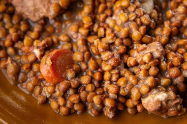 Etli mercimek ya da domuz eti taze aperatif. Masada atıştırmalık. Arka plan fotokopisi, kırsal üst görüş keto veya paleo diyeti.