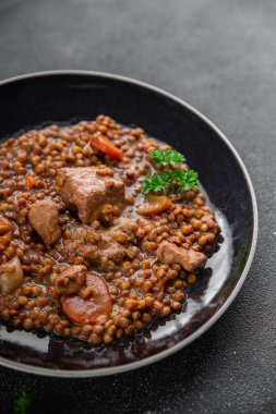 Etli mercimek ya da domuz eti taze aperatif. Masada atıştırmalık. Arka plan fotokopisi, kırsal üst görüş keto veya paleo diyeti.