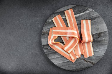 Pastırma vejetaryen taze vejetaryen yemek aperatifi masanın üzerinde fotokopi uzayı arka plan kırsal manzaralı vejetaryen yemekleri.