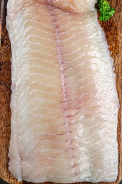 Deniz levreği taze çiğ balık fileto dev ve fileto balık aperatif yemek aperatifleri masa üzerinde fotokopi alanı arka plan kırsal üst görünüm 