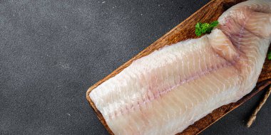 Deniz levreği taze çiğ balık fileto dev ve fileto balık aperatif yemek aperatifleri masa üzerinde fotokopi alanı arka plan kırsal üst görünüm 