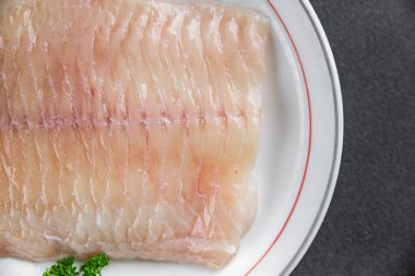 Deniz levreği taze çiğ balık fileto dev ve fileto balık aperatif yemek aperatifleri masa üzerinde fotokopi alanı arka plan kırsal üst görünüm 