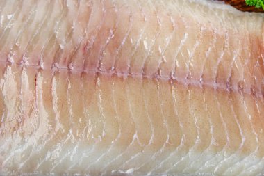 Deniz levreği taze çiğ balık fileto dev ve fileto balık aperatif yemek aperatifleri masa üzerinde fotokopi alanı arka plan kırsal üst görünüm 