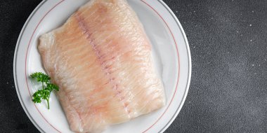 Deniz levreği taze çiğ balık fileto dev ve fileto balık aperatif yemek aperatifleri masa üzerinde fotokopi alanı arka plan kırsal üst görünüm 