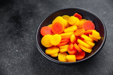 Havuç salatası havuç dilimi sebze dilimi halkalar taze yemek atıştırmalıkları fotokopi masasında uzay yemeği arka plan kırsal üst manzara