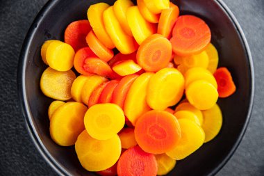 Havuç salatası havuç dilimi sebze dilimi halkalar taze yemek atıştırmalıkları fotokopi masasında uzay yemeği arka plan kırsal üst manzara