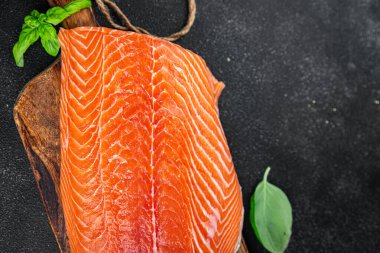 Somon fileto, çiğ kırmızı balık, iştah açıcı yemek, masaya yemek, fotokopi, uzay, arka plan, kırsal üst görüş, keto veya paleo diyet vejetaryen yemeği.