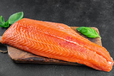 Somon fileto, çiğ kırmızı balık, iştah açıcı yemek, masaya yemek, fotokopi, uzay, arka plan, kırsal üst görüş, keto veya paleo diyet vejetaryen yemeği.