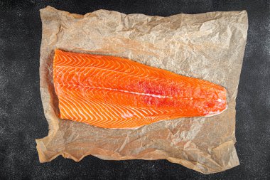 Somon fileto, çiğ kırmızı balık, iştah açıcı yemek, masaya yemek, fotokopi, uzay, arka plan, kırsal üst görüş, keto veya paleo diyet vejetaryen yemeği.