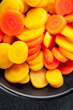 Havuç dilimleri rengarenk sebze havuçları salata taze yemek aperatifleri fotokopi masasında yemek arka plan kırsal manzarası