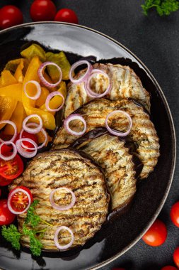 ızgara sebze patlıcan, biber, domates taze yemek atıştırmalığı fotokopi masasında uzay yemeği arka plan kırsal manzarası