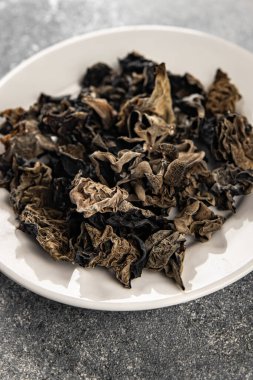 Masada kurutulmuş siyah mantar aperatifleri fotokopi masasında yemek yiyecekler arka planda kırsal üst görüş keto veya paleo diyet vejetaryen gıdalar.