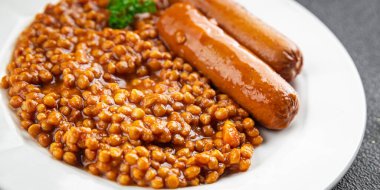 Mercimekli sosisler. Masada taze yemek. Fotokopi masası.