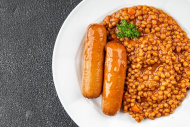 Mercimekli sosisler. Masada taze yemek. Fotokopi masası.