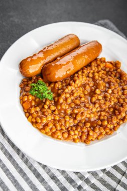 Mercimekli sosisler. Masada taze yemek. Fotokopi masası.