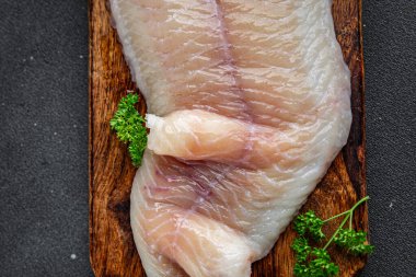 balık fileto çiğ beyaz deniz levreği ve taze yemek aperatifleri masa üzerinde fotokopi uzay gıda arka plan kırsal üst görünüm