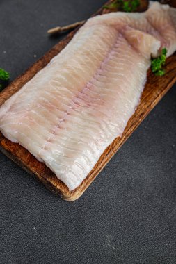 balık fileto çiğ beyaz deniz levreği ve taze yemek aperatifleri masa üzerinde fotokopi uzay gıda arka plan kırsal üst görünüm