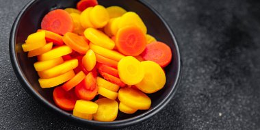 Havuç dilimleri rengarenk sebze havuçları salata salatası taze yemek atıştırmalıkları fotokopi masasında uzay yemeği arka plan kırsal üst görünüm 