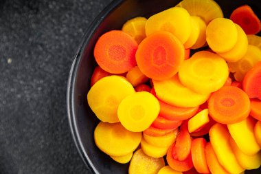 Havuç dilimleri rengarenk sebze havuçları salata salatası taze yemek atıştırmalıkları fotokopi masasında uzay yemeği arka plan kırsal üst görünüm 