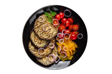 Sebzeli ızgara patlıcan, biber, domates ızgara aperatif yemek aperatifleri masanın üzerinde fotokopi masası yiyecekleri