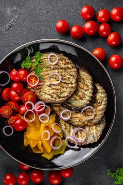Sebzeli ızgara patlıcan, biber, domates ızgara aperatif yemek aperatifleri masanın üzerinde fotokopi masası yiyecekleri
