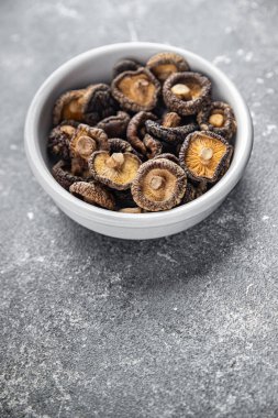 Shiitake mantarı masada kurutulmuş yiyecek fotokopisi arka plan kırsal manzarası