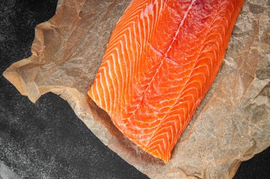 somon taze fileto çiğ kırmızı balık deniz ürünleri masada fotokopi alanı arka plan kırsal manzarası