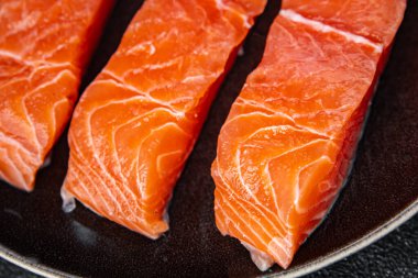 somon taze fileto çiğ kırmızı balık deniz ürünleri masada fotokopi alanı arka plan kırsal manzarası