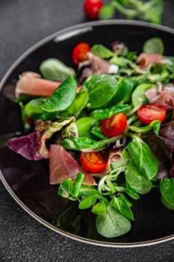 Salata jamonu, yeşil yapraklı marul, domates, salata soslu taze yemek atıştırmalığı fotokopi masasında. 