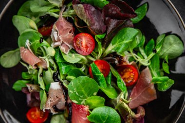 Salata jamonu, yeşil yapraklı marul, domates, salata soslu taze yemek atıştırmalığı fotokopi masasında. 