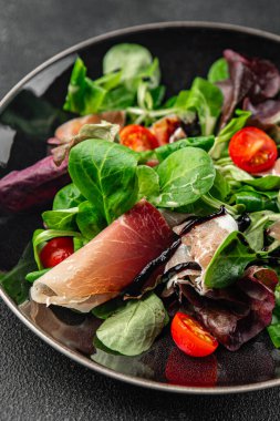 Salata jamonu, yeşil yapraklı marul, domates, salata soslu taze yemek atıştırmalığı fotokopi masasında. 