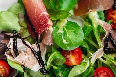 Salata jamonu, yeşil yapraklı marul, domates, salata soslu taze yemek atıştırmalığı fotokopi masasında. 