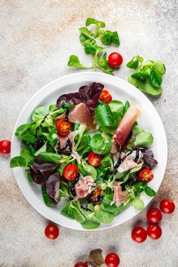 Salata jamonu, yeşil yapraklı marul, domates, salata soslu taze yemek atıştırmalığı fotokopi masasında. 