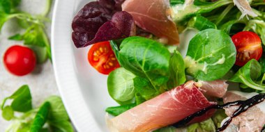 Salata jamonu, yeşil yapraklı marul, domates, salata soslu taze yemek atıştırmalığı fotokopi masasında. 