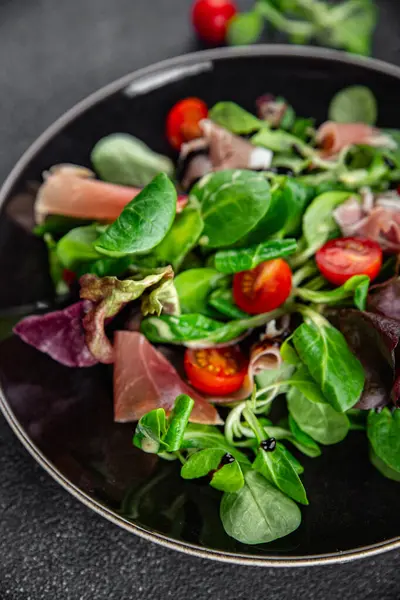 Salata jamonu, yeşil yapraklı marul, domates, salata soslu taze yemek atıştırmalığı fotokopi masasında. 