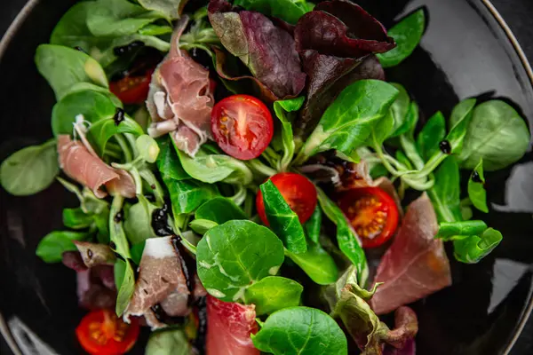 Salata jamonu, yeşil yapraklı marul, domates, salata soslu taze yemek atıştırmalığı fotokopi masasında. 