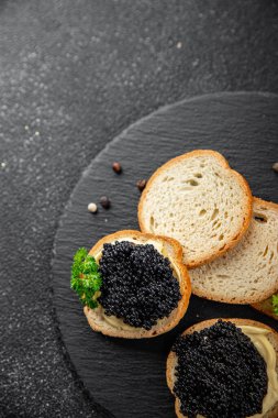 Havyarlı lumpfish sandviç deniz ürünleri kara havyar taze aperatif yemek aperatifler masa üzerinde fotokopi uzay yiyecekleri arka plan kırsal üst görünüm