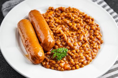 Sosisli mercimek. Masada taze yemek. Arka planda fotokopi.
