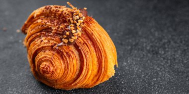 Kruvasan, tatlı fırın, taze aperatif, meze, abur cubur, fotokopi, uzay yemeği arka plan, kırsal üst manzara.