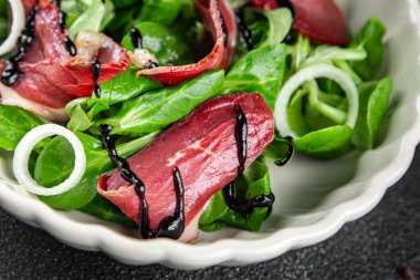 Ördek göğsü salatası füme ördek eti magret doğal iştah açıcı yemek aperatifi masa üzerinde fotokopi uzay yiyecek arka plan kırsal üst görünüm
