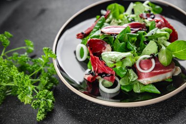 Ördek göğsü salatası füme ördek eti magret doğal iştah açıcı yemek aperatifi masa üzerinde fotokopi uzay yiyecek arka plan kırsal üst görünüm