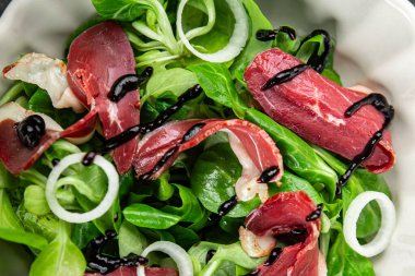 Ördek göğsü salatası füme ördek eti magret doğal iştah açıcı yemek aperatifi masa üzerinde fotokopi uzay yiyecek arka plan kırsal üst görünüm