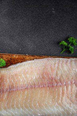 Çiğ beyaz balık fileto dev deniz levreği ve fileto balığı taze yemek aperatifler masanın üzerinde yemek yiyecekler arka plan fotokopisi kırsal arka plan vejetaryen diyet yemekleri