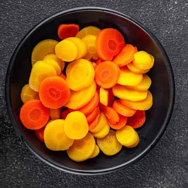 Havuç dilimleri sebze havuçları salata taze meze aperatif yemek aperatifler masa üzerinde fotokopi uzay yemeği arka plan kırsal üst görüş keto veya paleo diyet vejetaryen vegan