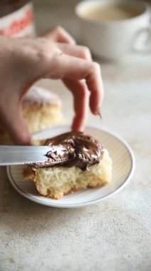 Tatlı çörek çikolatası taze yemek aperatifleri masanın üzerinde fotokopi uzayı arka plan kırsal manzarası