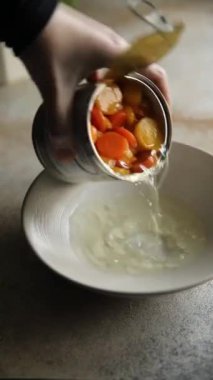 Havuç dilimleri rengarenk sebze havuçları salata taze yemek aperatifleri fotokopi masasında yemek arka plan kırsal manzarası