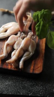 Kurbağa bacağı yemek Fransız mutfağı aperatif yemek aperatifleri masa üzerinde fotokopi alanı arka plan kırsal manzarası